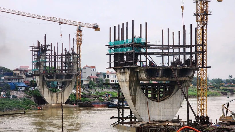 Det nye Duong-broprosjektet har for øyeblikket bare mulighet til å bygge to brygger under elveleiet på grunn av problemer med landerverv i begge ender av distriktene Long Bien og Gia Lam. (Foto: Viet Hung/Vietnam+)