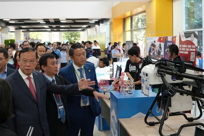 ນະຄອນ ໂຮ່ຈີມິນ ບຸກເບີກ 2 ຝ່າຍ - ຮູບ 1. TP HCM tiên phong chuyển đổi kép - Ảnh 1.