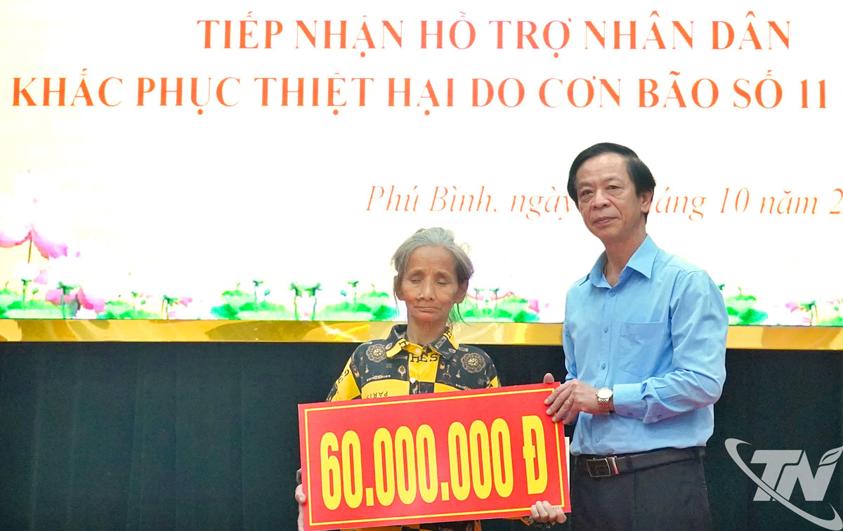 Ubogie gospodarstwa domowe, których domy zostały całkowicie zniszczone lub zniszczone przez wodę, otrzymały 60 milionów VND wsparcia na odbudowę domów.