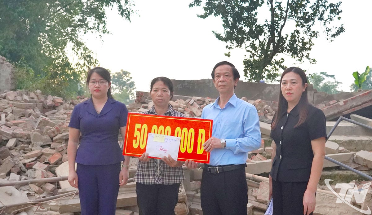 Wiceprzewodniczący Prowincjonalnego Komitetu Frontu Ojczyzny odwiedził, zachęcał i wspierał budowę domów dla gospodarstw domowych znajdujących się w szczególnie trudnej sytuacji w wiosce Chien 1 w gminie Phu Binh.