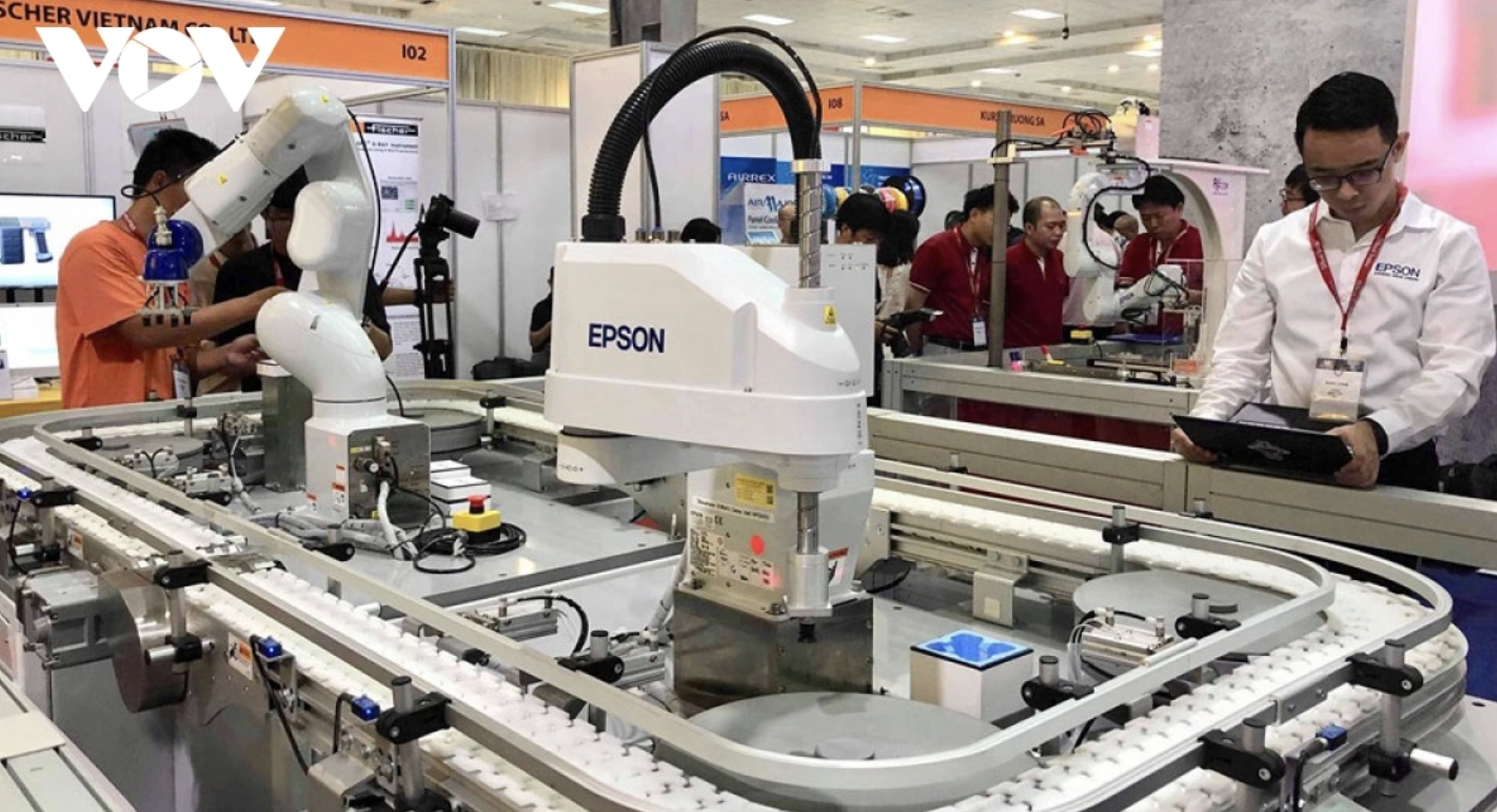 När stödjande industriföretag blir länkar i leveranskedjan, kommer de enkelt att ställa om i enlighet med marknadens krav. (Foto: VOV.VN) Khi các DN CNHT trở thành mắt xích trong chuỗi cung ứng, sẽ dễ dàng chuyển dịch theo yêu cầu của thị trường. (Ảnh: VOV.VN)