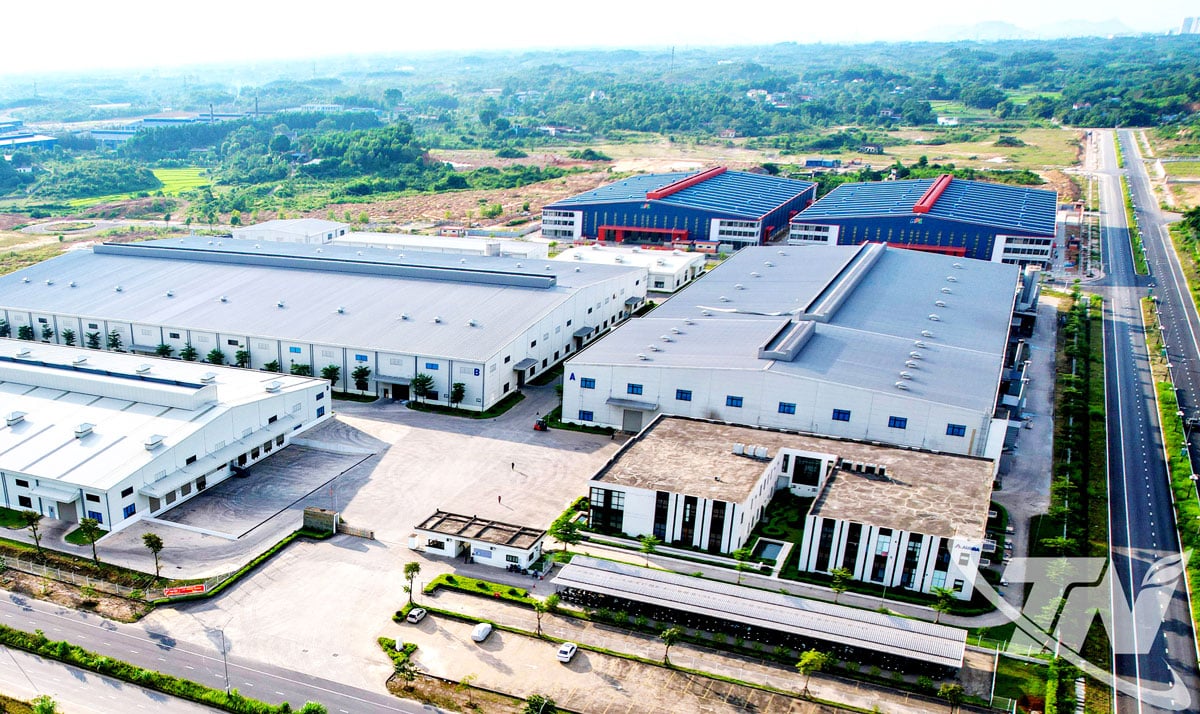 រោងចក្រផលិតកម្រាល PVC ថ្មីត្រូវបានវិនិយោគ និងដាក់ឱ្យដំណើរការនៅក្នុងសួនឧស្សាហកម្ម Song Cong II ដែលរួមចំណែកដល់ការបង្កើនតម្លៃផលិតកម្មឧស្សាហកម្ម និងការនាំចេញទំនិញនៅក្នុងខេត្ត។ រូបថត៖ T.L