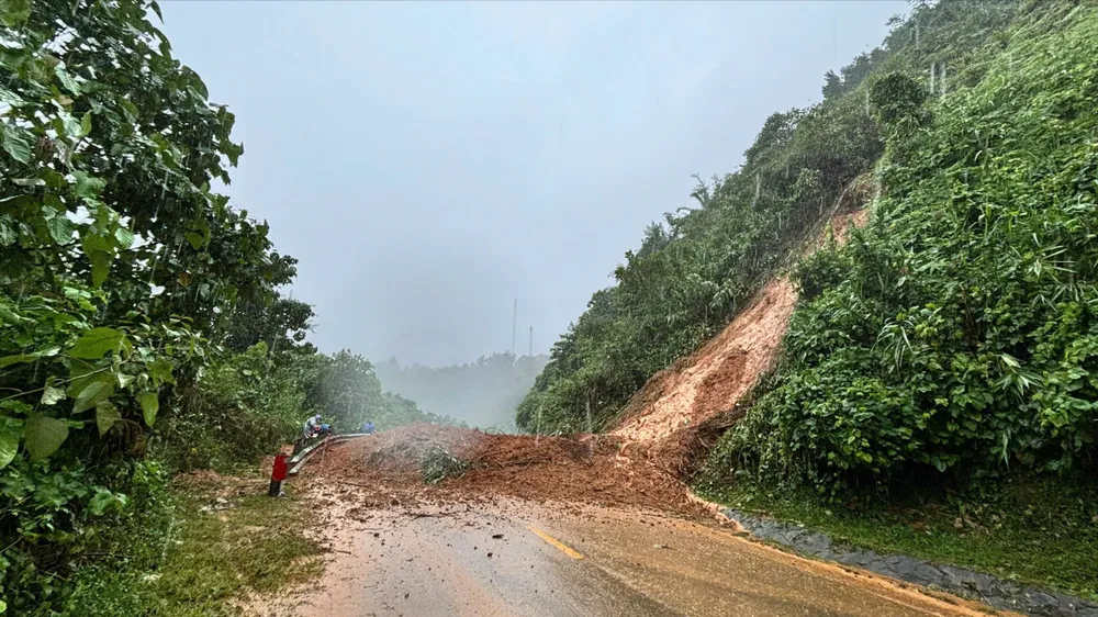 Glissement de terrain bloquant la route dans la commune d'A Vuong. Photo : BRIU QUAN