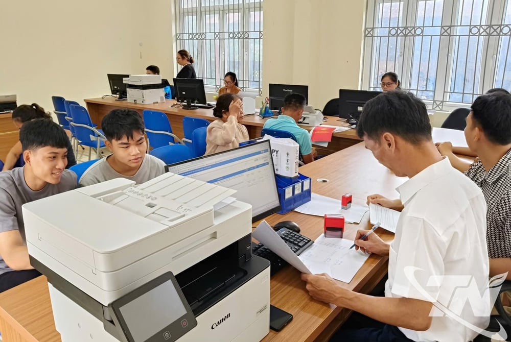 Cán bộ xã Phủ Thông giải quyết thủ tục hành chính cho người dân. Ảnh: T.L