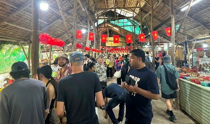 + Foto 2: Zahraniční turisté navštěvují turistickou destinaci na ostrůvku Thoi Son v provincii Dong Thap. +ảnh 2: Du khách nước ngoài tham quan tại một điểm du lịch ở cù lao Thới Sơn, tỉnh Đồng Tháp.