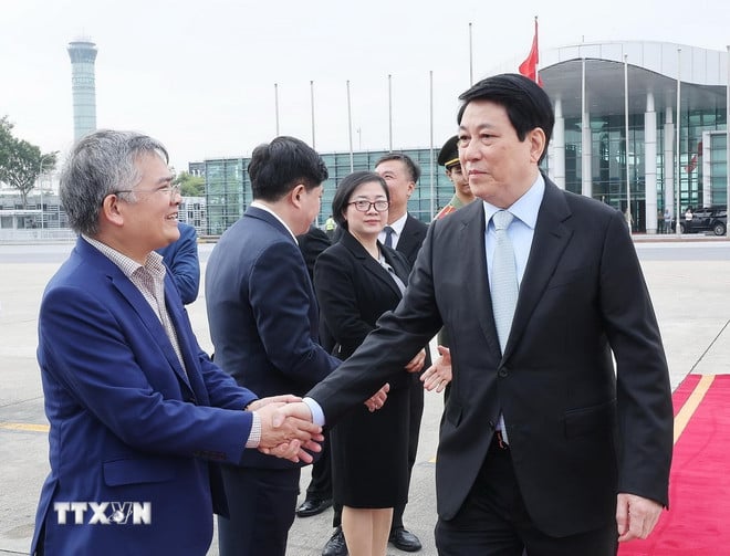 ທ່ານປະທານປະເທດ ເຈືອງເຕີນຊາງ ຢູ່ສະໜາມບິນສາກົນ Noi Bai, ໄດ້ອອກເດີນທາງໄປຮອດກອງປະຊຸມສຸດຍອດ APEC ຄັ້ງທີ 32 ແລະ ດຳເນີນກອງປະຊຸມສອງຝ່າຍຢູ່ ສ.ເກົາຫຼີ. (ພາບ: ລຳຄານ/VNA) ttxvn-chu-tich-nuoc-len-duong-du-tuan-le-cap-cao-apec-2.jpg