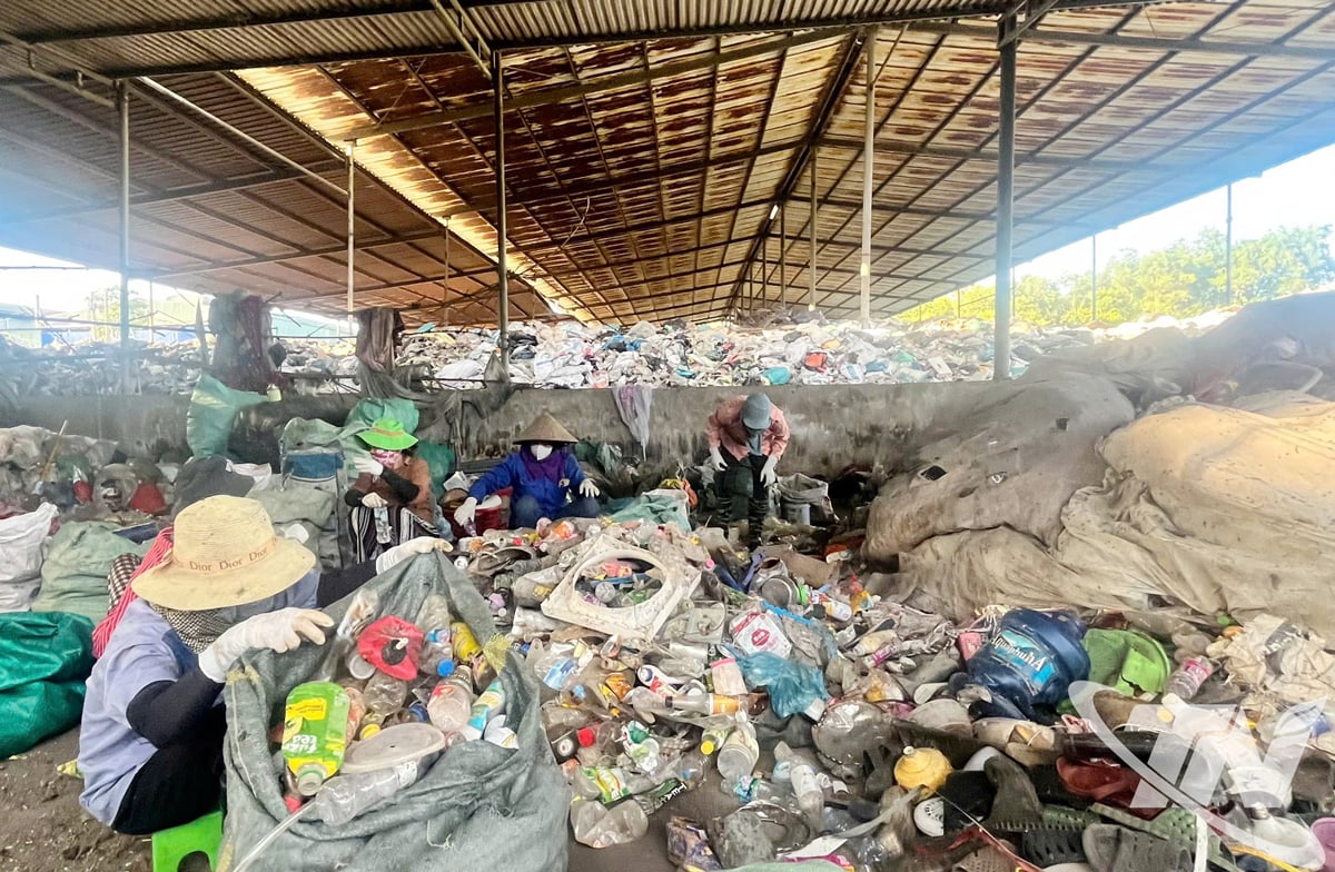 A Thai Nguyen Környezetvédelmi Vállalat hulladékkezelő üzemének dolgozói válogatják a hulladékot.