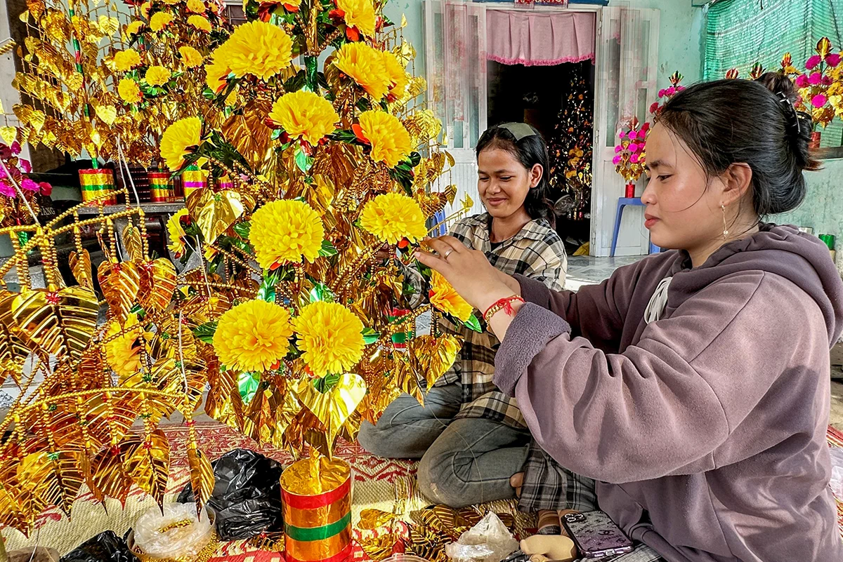 Bewahrung des Handwerks der Papierblumenherstellung für Pagoden – Die Schönheit der Kathina-Saison