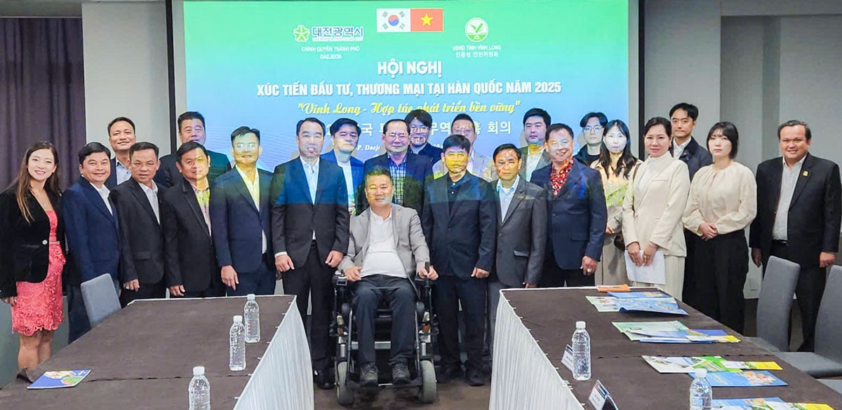 ប្រធានគណៈកម្មាធិការប្រជាជនខេត្ត Vinh Long - Lu Quang Ngoi ជូនវត្ថុអនុស្សាវរីយ៍ជូនអភិបាលក្រុង Anyang។