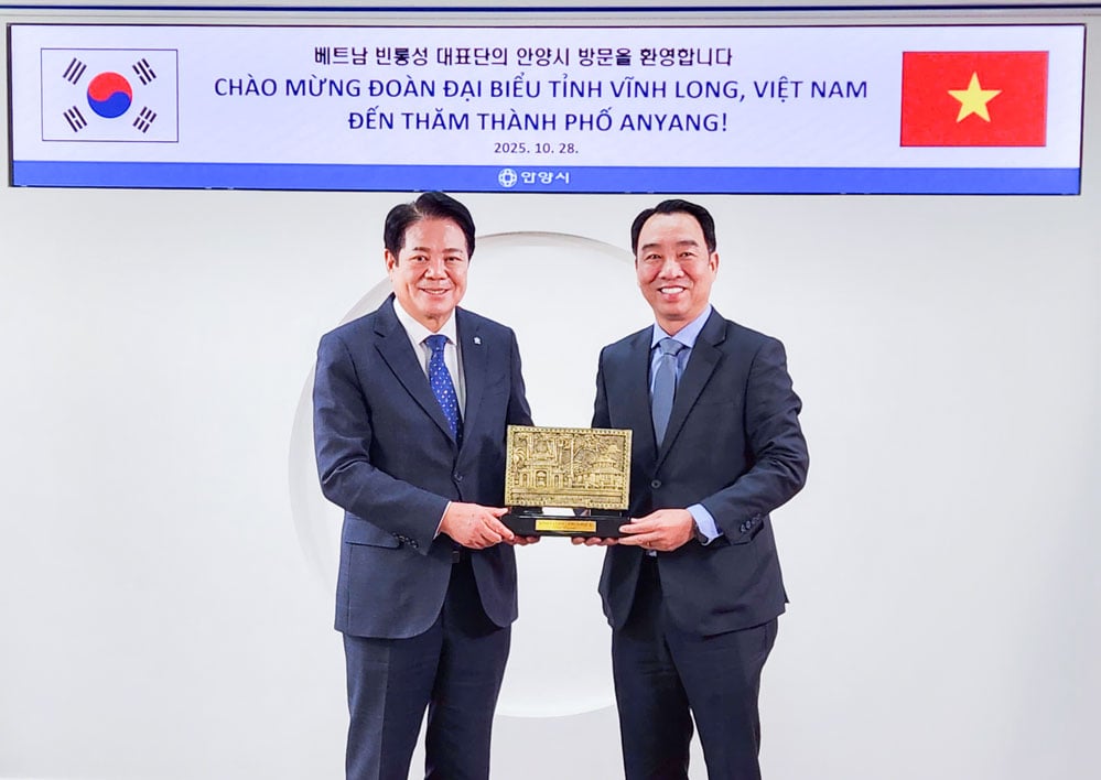 គណៈប្រតិភូថតរូបអនុស្សាវរីយ៍ក្នុងសន្និសីទ។