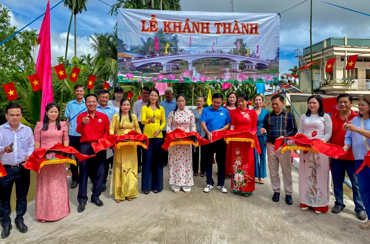 Perasmian jambatan Sau Ni dan pemberian hadiah kepada orang ramai dan pelajar di komune Hoa Luu