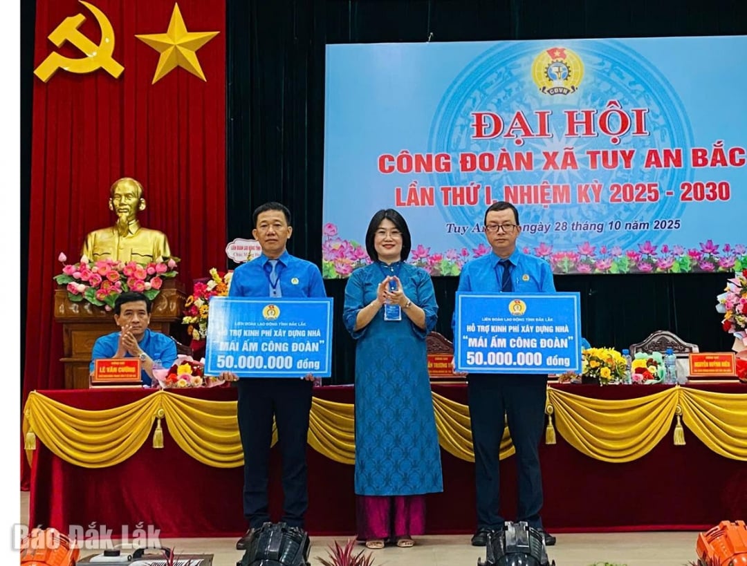 LĐLĐ tỉnh đã trao tặng 2 biểu trưng “Mái ấm Công đoàn” cho 2 đoàn viên công đoàn có hoàn cảnh khó khăn của xã.