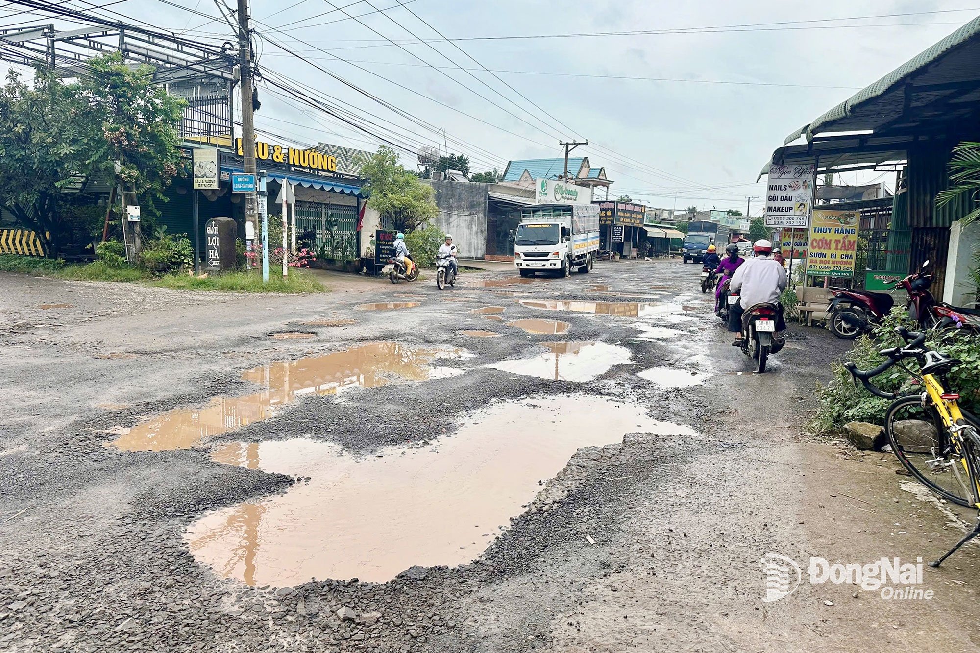 Đường Cây Gáo, đoạn từ chợ Cây Gáo đến Trường tiểu học Tân Lập (xã Bàu Hàm) đang xuống cấp. Ảnh: Trần Nam