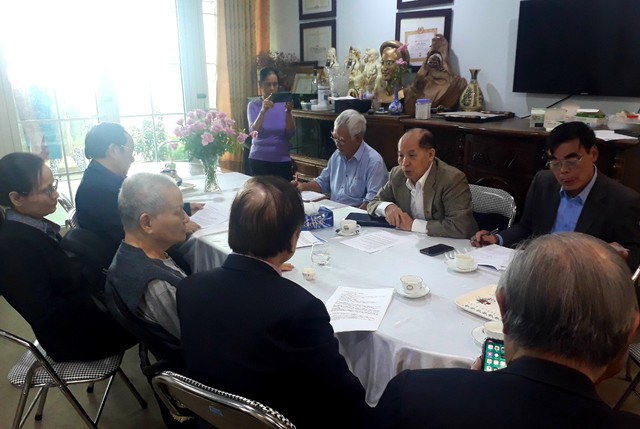 Cine conduce de fapt Universitatea de Afaceri și Tehnologie din Hanoi? - Fotografia 2. Đoàn chủ tịch và thư ký hội nghị trù bị các nhà đầu tư (10.2020) HUBT đến báo cáo công việc với GS Trần Phương tại nhà riêng của ông