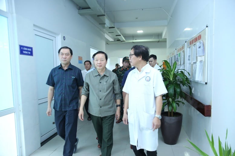 Viceprim-ministrul Tran Hong Ha vizitează și încurajează pacienții și personalul medical de la Spitalul de Reabilitare Hue - Foto 1. Phó Thủ tướng Trần Hồng Hà thăm, động viên bệnh nhân và nhân viên y tế Bệnh viện Phục hồi chức năng Huế- Ảnh 1.