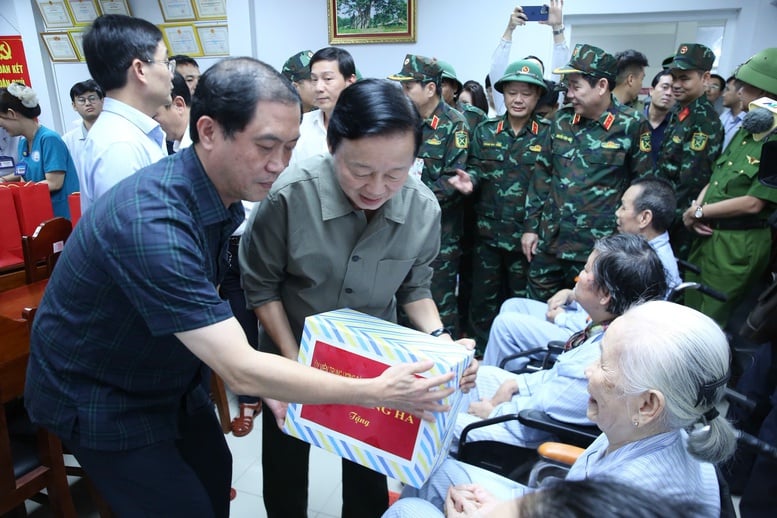 Viceprim-ministrul Tran Hong Ha vizitează și încurajează pacienții și personalul medical de la Spitalul de Reabilitare Hue - Fotografia 2. Phó Thủ tướng Trần Hồng Hà thăm, động viên bệnh nhân và nhân viên y tế Bệnh viện Phục hồi chức năng Huế- Ảnh 2.