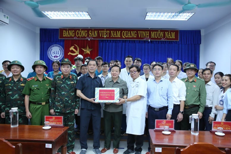 Viceprim-ministrul Tran Hong Ha vizitează și încurajează pacienții și personalul medical de la Spitalul de Reabilitare Hue - Foto 3. Phó Thủ tướng Trần Hồng Hà thăm, động viên bệnh nhân và nhân viên y tế Bệnh viện Phục hồi chức năng Huế- Ảnh 3.