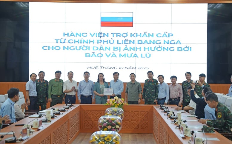 Viceprim-ministrul Tran Hong Ha vizitează și încurajează pacienții și personalul medical de la Spitalul de Reabilitare Hue - Foto 4. Phó Thủ tướng Trần Hồng Hà thăm, động viên bệnh nhân và nhân viên y tế Bệnh viện Phục hồi chức năng Huế- Ảnh 4.