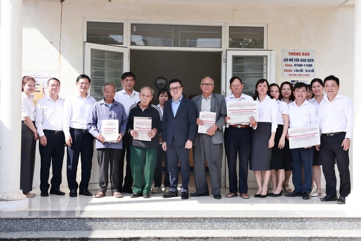 Người dân có thể đọc Dự thảo Văn kiện Đại hội Đảng lần thứ XIV tại hệ thống Bưu điện - Văn hoá xã trên toàn quốc- Ảnh 1.