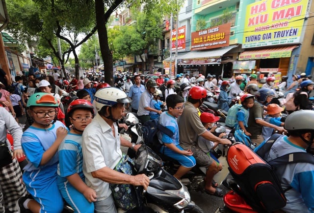 Trường học TP.HCM phải khắc phục ùn tắc giao thông cổng trường - Ảnh 1.