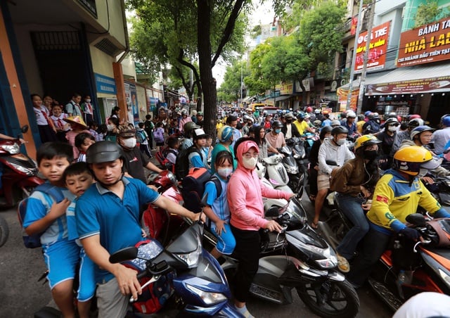 Trường học TP.HCM phải khắc phục ùn tắc giao thông cổng trường - Ảnh 2.
