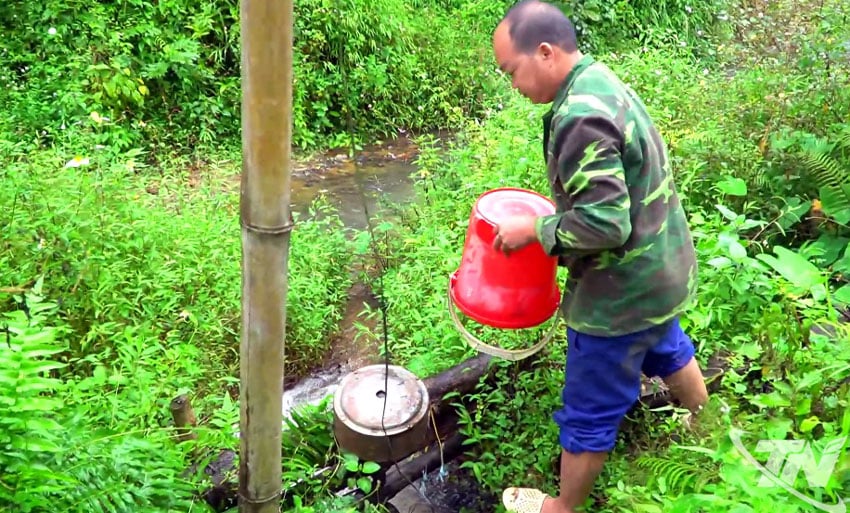 מר לואונג ואן לה בודק באופן קבוע את הגנרטור המיני כדי לוודא שיש חשמל לשימוש.