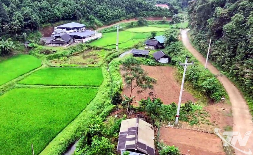 פינה באזור קואי טאו, כפר אום דון, קומונת ין פונג עם עמודי חשמל שהוקמו