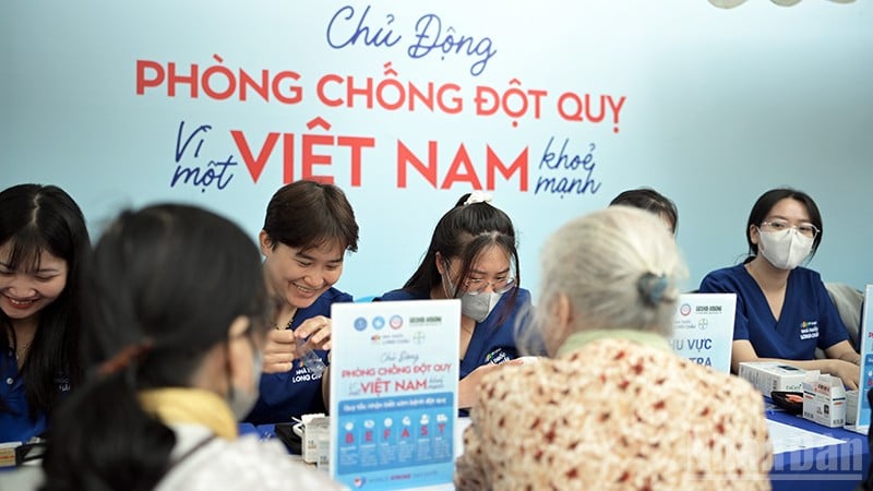 युवा डॉक्टर इस कार्यक्रम में लोगों की जांच करते हैं।