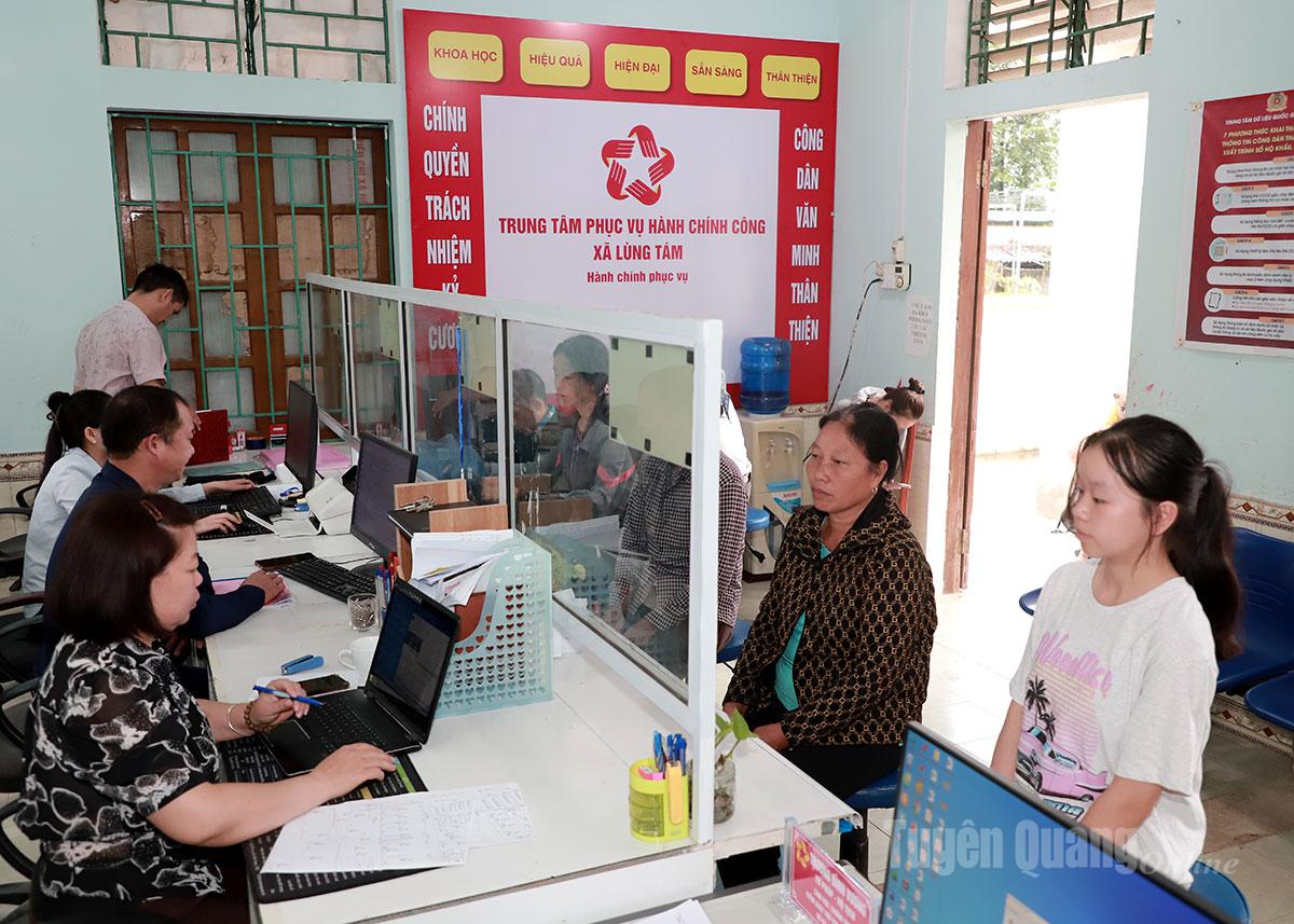 Lung Tam kommuns administrativa servicecenter tillgodoser människors behov väl.