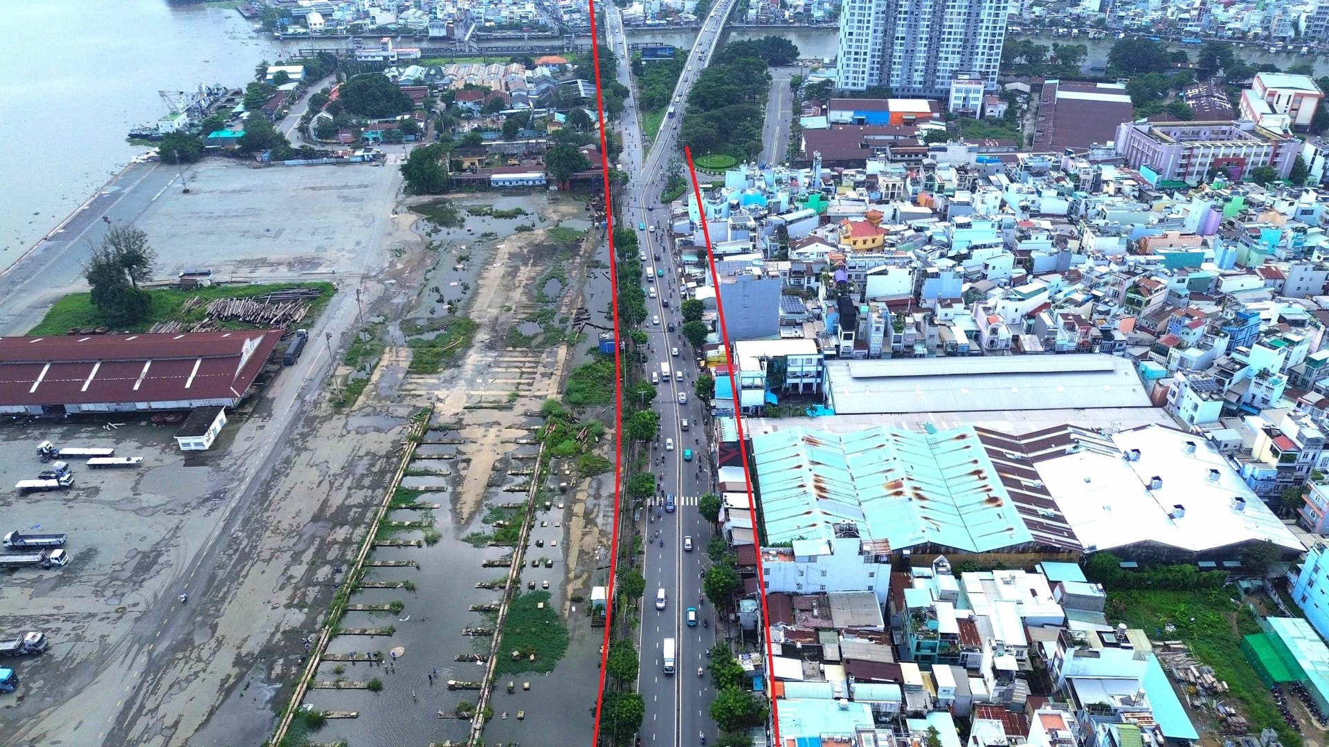 ترافیک سنگین در خیابان نگوین تات تان به دلیل عرض کم جاده و حجم بالای ترافیک.