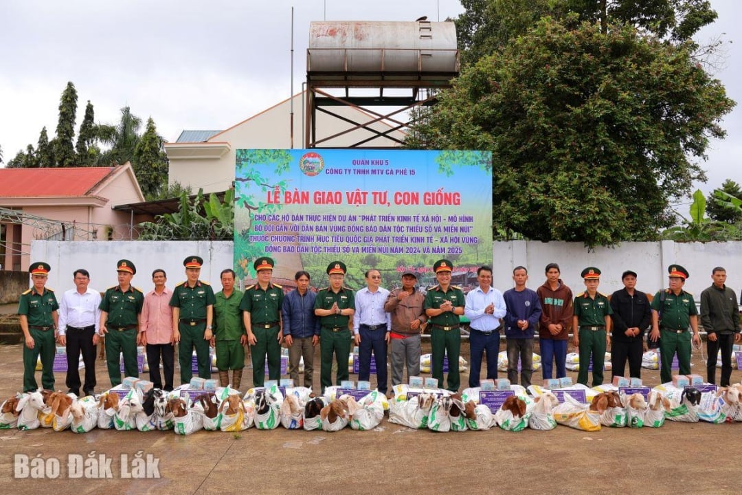 Representanter för enheter och orter överlämnade avelsgetter till hushållen.