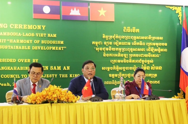 Заступник міністра Нгуєн Хай Чунг: Міністерство у справах етнічних меншин та релігій В'єтнаму створить максимально сприятливі умови для зміцнення співпраці В'єтнамської буддійської сангхи з буддизмом у Камбоджі та Лаосі.