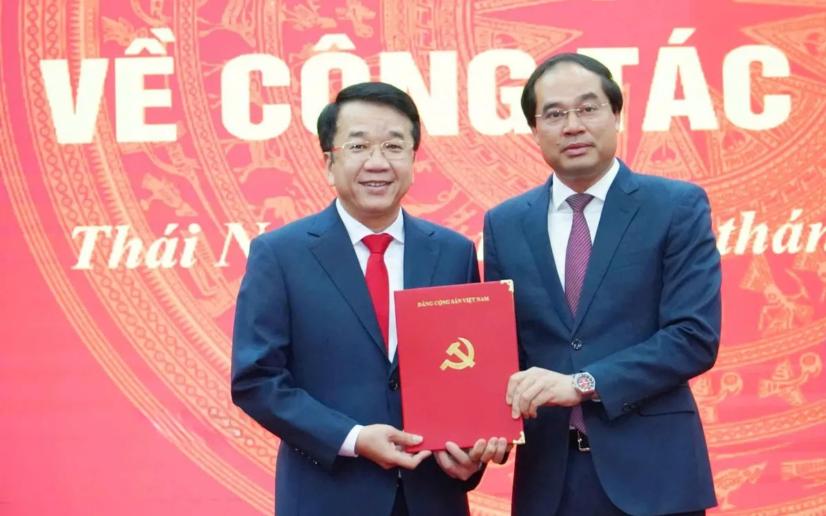 Thai Nguyens provinsiella partisekreterare Trinh Xuan Truong, bemyndigad av det centrala partisekretariatet, överlämnade beslutet till Nguyen Thanh Binh att inneha befattningen som biträdande sekreterare för Thai Nguyens provinsiella partikommitté. Bí thư Tỉnh ủy Thái Nguyên Trịnh Xuân Trường đã thừa ủy quyền của Ban Bí thư Trung ương Đảng trao quyết định cho ông Nguyễn Thanh Bình giữ chức Phó Bí thư Tỉnh ủy Thái Nguyên.