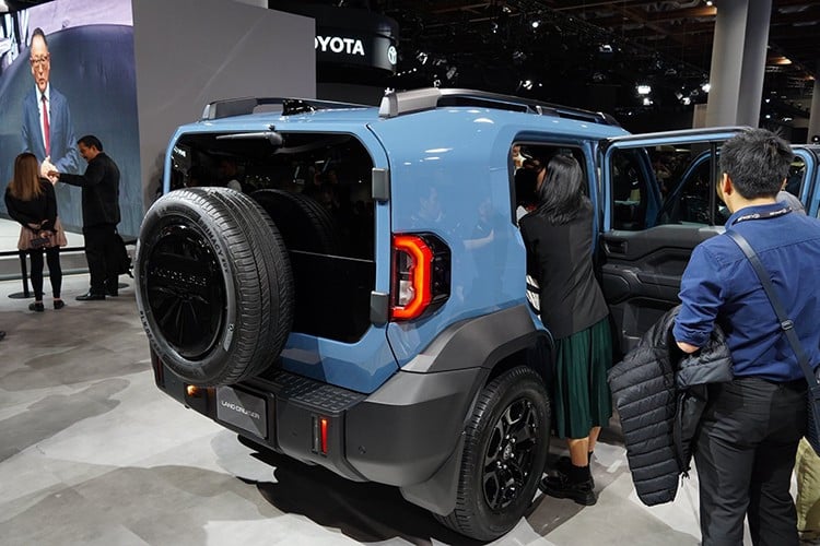 Toyota Land Cruiser FJ 2026 ແມ່ນການປະສົມປະສານຂອງຈິດໃຈຜະຈົນໄພທີ່ມີມາແຕ່ດົນນານຂອງສາຍ Land Cruiser ແລະສາຍທີ່ທັນສະໄໝ, ອ່ອນໄວ. ລົດດັ່ງກ່າວໄດ້ຖືກສ້າງຂຶ້ນໃນເວທີ chassis ຂອງຮ່າງກາຍແຍກຕ່າງຫາກທີ່ສືບທອດມາຈາກ Hilux ແລະ Fortuner, ແຕ່ມີຂະຫນາດທີ່ຫນາແຫນ້ນກວ່າ. 2-517.jpg