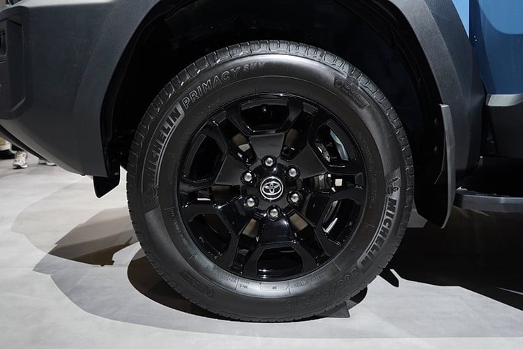 ມີຄວາມຍາວລວມ 4,575 ມມ, ກວ້າງ 1,855 ມມ, ສູງ 1,960 ມມ ແລະຖານລໍ້ 2,580 ມມ, FJ ສັ້ນກວ່າ Land Cruiser 250 ປະມານ 348 ມມ, ສະແດງໃຫ້ເຫັນການວາງທິດທາງໃນຕົວເມືອງ ແລະ ຄວາມຍືດຫຍຸ່ນໃນການດໍາເນີນງານຢ່າງຊັດເຈນ. ເຖິງວ່າມີຂະໜາດນ້ອຍກວ່າ, SUV ນີ້ຍັງຄົງຮັກສາຄວາມໜາແໜ້ນ, ສະແດງອອກຜ່ານເສັ້ນສີ່ຫຼ່ຽມມົນ, ໂຄ້ງລໍ້ຂະໜາດໃຫຍ່, ເສົາຫຼັກ C-ໜາ ແລະຢາງອາໄຫຼ່ທີ່ຕິດຢູ່ທາງຫຼັງ. 7-4007.jpg