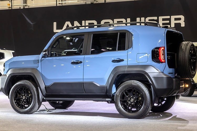 ການອອກແບບດ້ານໜ້າຂອງ Toyota Land Cruiser FJ ໃໝ່ 2026 ສະເໜີໃຫ້ 2 ທາງເລືອກໃນການເລືອກປີ້ງ: ແບບຄລາສສິກທີ່ມີດອກໄຟຮອບ ແລະ ຮູບແບບທັນສະໄໝດ້ວຍໄຟສີ່ຫຼ່ຽມສີ່ຫຼ່ຽມພ້ອມດ້ວຍແຖບ LED ຮູບ C. 10-3421.jpg