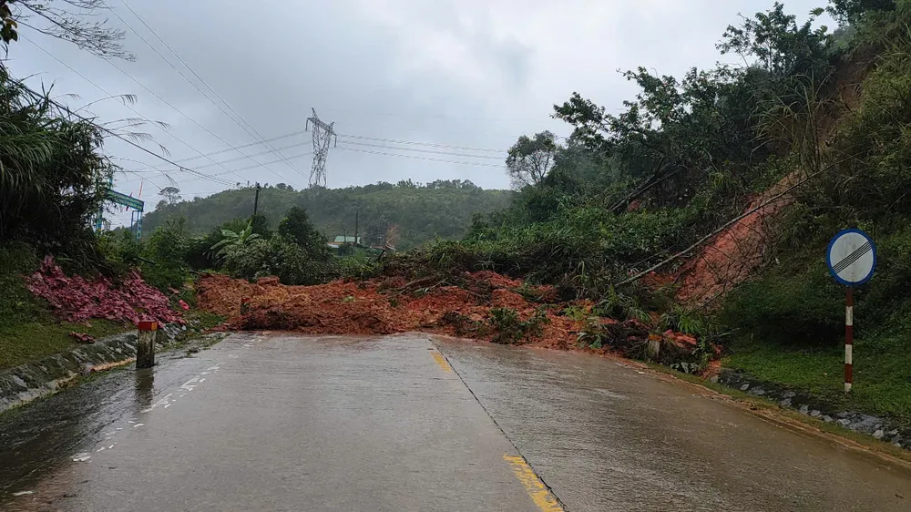 ກວາງ​ຫງາຍ: ດ່ານ​ລໍ​ຊໍ​ສືບ​ຕໍ່​ພັງ​ທະ​ລາຍ, ເຮັດ​ໃຫ້​ການ​ສັນ​ຈອນ​ຕິດ​ຂັດ​ຢ່າງ​ຮ້າຍ​ແຮງ