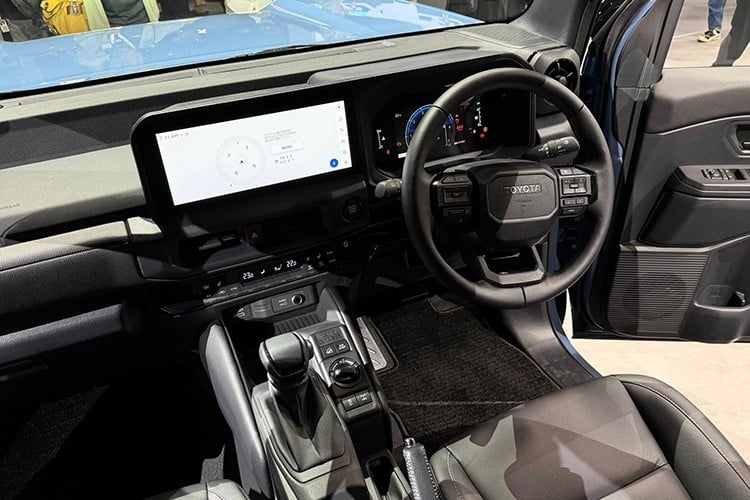 ພື້ນທີ່ພາຍໃນຂອງຫ້ອງໂດຍສານຍັງສືບຕໍ່ປະຕິບັດແບບ minimalist ທີ່ຄຸ້ນເຄີຍຂອງ Toyota, ສຸມໃສ່ການປະຕິບັດດ້ວຍວັດສະດຸພາດສະຕິກແຂງ, ພວງມາໄລຂະຫນາດໃຫຍ່, ກະດານດິຈິຕອນ, ຫນ້າຈໍບັນເທີງກາງຂະຫນາດໃຫຍ່ແລະກຸ່ມຄວບຄຸມເຄື່ອງປັບອາກາດແຍກຕ່າງຫາກ. 5-2531.jpg