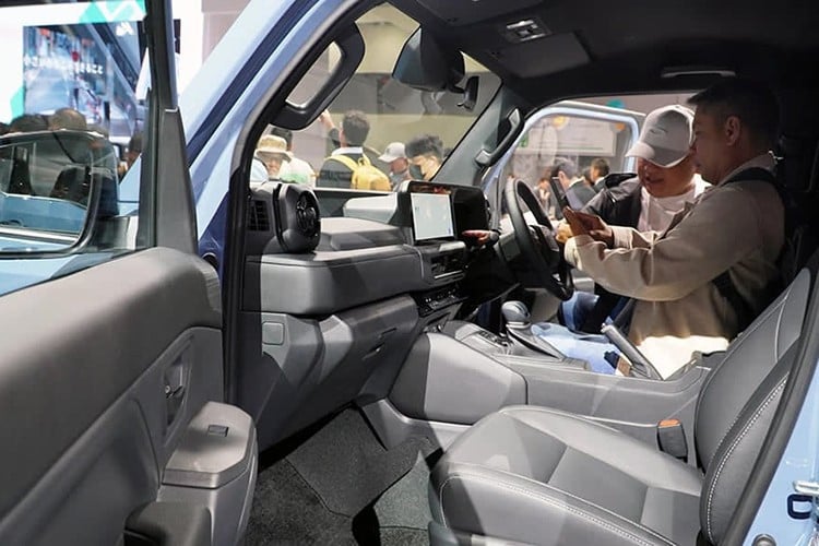 ເກຍເກຍກ້າມ ແລະປຸ່ມຟັງຊັນ off-road ຈັດລຽງຢ່າງຈະແຈ້ງເນັ້ນເຖິງຄວາມສາມາດທາງນອກຂອງລົດ. ເຖິງແມ່ນວ່າລາຍລະອຽດບໍ່ໄດ້ຖືກປະກາດ, Toyota ຢືນຢັນວ່າ Land Cruiser FJ ຈະຕິດຕັ້ງຊຸດຄວາມປອດໄພຂອງ Toyota Safety Sense, ລວມທັງລະບົບການຊ່ວຍເຫຼືອຜູ້ຂັບຂີ່ທີ່ກ້າວຫນ້າທີ່ສຸດ. 9-8813.jpg