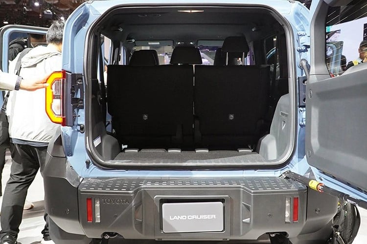 ການຂັບເຄື່ອນ FJ ເປັນເຄື່ອງຈັກ 2.7L 4 ສູບ petrol ລະຫັດ 2TR-FE, ຜະລິດ 161 ແຮງມ້າແລະແຮງບິດສູງສຸດຂອງ 246 Nm, ມີລະບົບເກຍອັດຕະໂນມັດ 6-speed ແລະ part-time 4-wheel drive system. ນີ້ແມ່ນປະເພດເຄື່ອງຈັກທີ່ຄຸ້ນເຄີຍໃນຕະຫຼາດອາຊີຕາເວັນອອກສຽງໃຕ້, ໄດ້ຖືກນໍາໃຊ້ໃນ Hilux ແລະ Fortuner. 11-1299.jpg