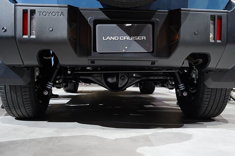 ໂຕໂຍຕ້າກ່າວວ່າຕົວເຄື່ອງໄດ້ຖືກເສີມສ້າງເພື່ອເພີ່ມຄວາມແຂງຕົວຂອງຮ່າງກາຍ, ປັບປຸງຄວາມຫມັ້ນຄົງແລະການຈັດການໃນສະພາບການເຮັດວຽກທີ່ຫລາກຫລາຍ. ບໍລິສັດຍັງໄດ້ດໍາເນີນການທົດສອບ off-road ຢ່າງກວ້າງຂວາງເພື່ອຮັບປະກັນຮູບແບບຂະຫນາດນ້ອຍທີ່ສຸດໃນຄອບຄົວ Land Cruiser ຮັກສາຄຸນນະພາບ  6-3229.jpg