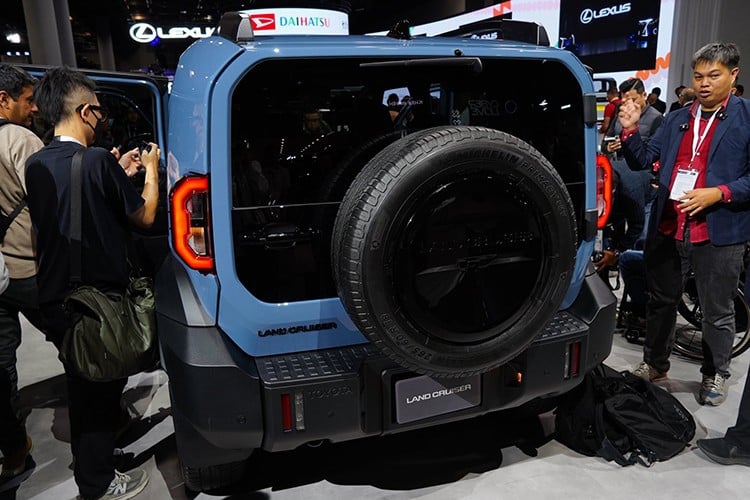 ລາຍລະອຽດທີ່ໜ້າສົນໃຈອັນໜຶ່ງແມ່ນວ່າ ໂຕໂຍຕ້າ ປະກອບກັບ FJ ທີ່ມີຝາປິດໜ້າ ແລະຫຼັງທີ່ສາມາດຖອດອອກໄດ້, ເຮັດໃຫ້ມັນງ່າຍຕໍ່ການປ່ຽນເມື່ອເສຍຫາຍ ແລະປະຫຍັດຄ່າສ້ອມແປງ. ບໍລິສັດຍັງແນະນໍາອຸປະກອນເສີມ off-road ຫຼາກຫຼາຍຊະນິດເຊັ່ນ snorkels, ຂັ້ນຕອນຂ້າງ, racks ມຸງ ARB ແລະແຜງອຸປະກອນເສີມ MOLLE ໃນລໍາຕົ້ນ, ສະແດງໃຫ້ເຫັນການກໍານົດທິດທາງສ່ວນບຸກຄົນທີ່ຈະແຈ້ງ. 4-9977.jpg