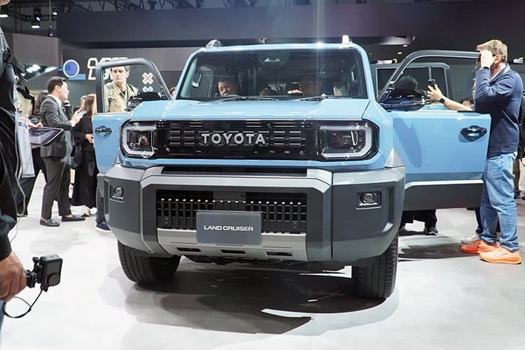 Toyota Land Cruiser FJ ເປັນຫຼັກຖານສະແດງເຖິງວິທີການທີ່ສະຫຼາດຂອງຜູ້ຜະລິດລົດຍົນຍີ່ປຸ່ນໃນການຟື້ນຟູມໍລະດົກຂອງຕົນໃນວິທີການປານກາງ, ປະຕິບັດໄດ້ແຕ່ເປັນທີ່ດຶງດູດ. ຕາມຜູ້ຕາງຫນ້າຂອງຜູ້ຜະລິດລົດຍົນຂອງຍີ່ປຸ່ນແລ້ວ, Toyota Land Cruiser FJ ຈະຢູ່ໃນຫວຽດນາມ ແລະເປີດຕົວໃນກາງປີໜ້າ. ລາຄາຢ່າງເປັນທາງການຂອງ SUV ຂະຫນາດນ້ອຍນີ້ຍັງບໍ່ທັນໄດ້ຮັບການປະກາດ. 8-8933.jpg