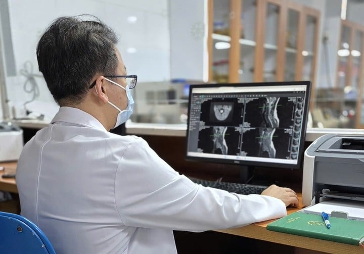 Gerincvelő-sérülés képe N2O gázmérgezésben szenvedő betegnél.