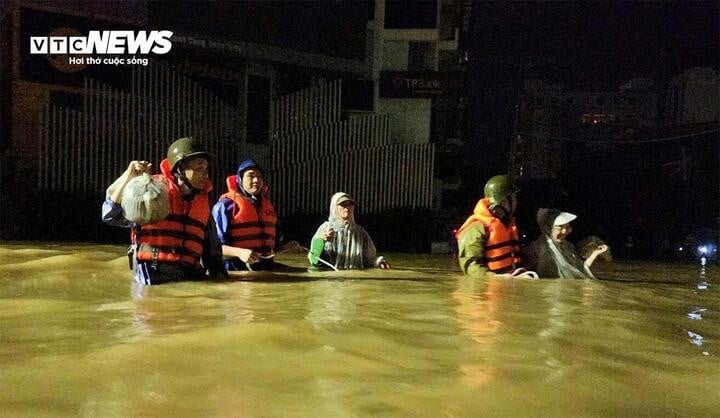 As fortes chuvas continuam na região central, causando inundações em toda parte. (Foto: Thanh Ba)