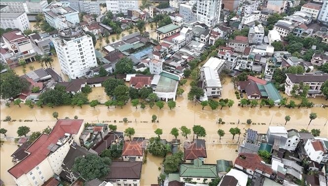 Zona centrală a orașului Hue este încă inundată profund. Foto: VNA