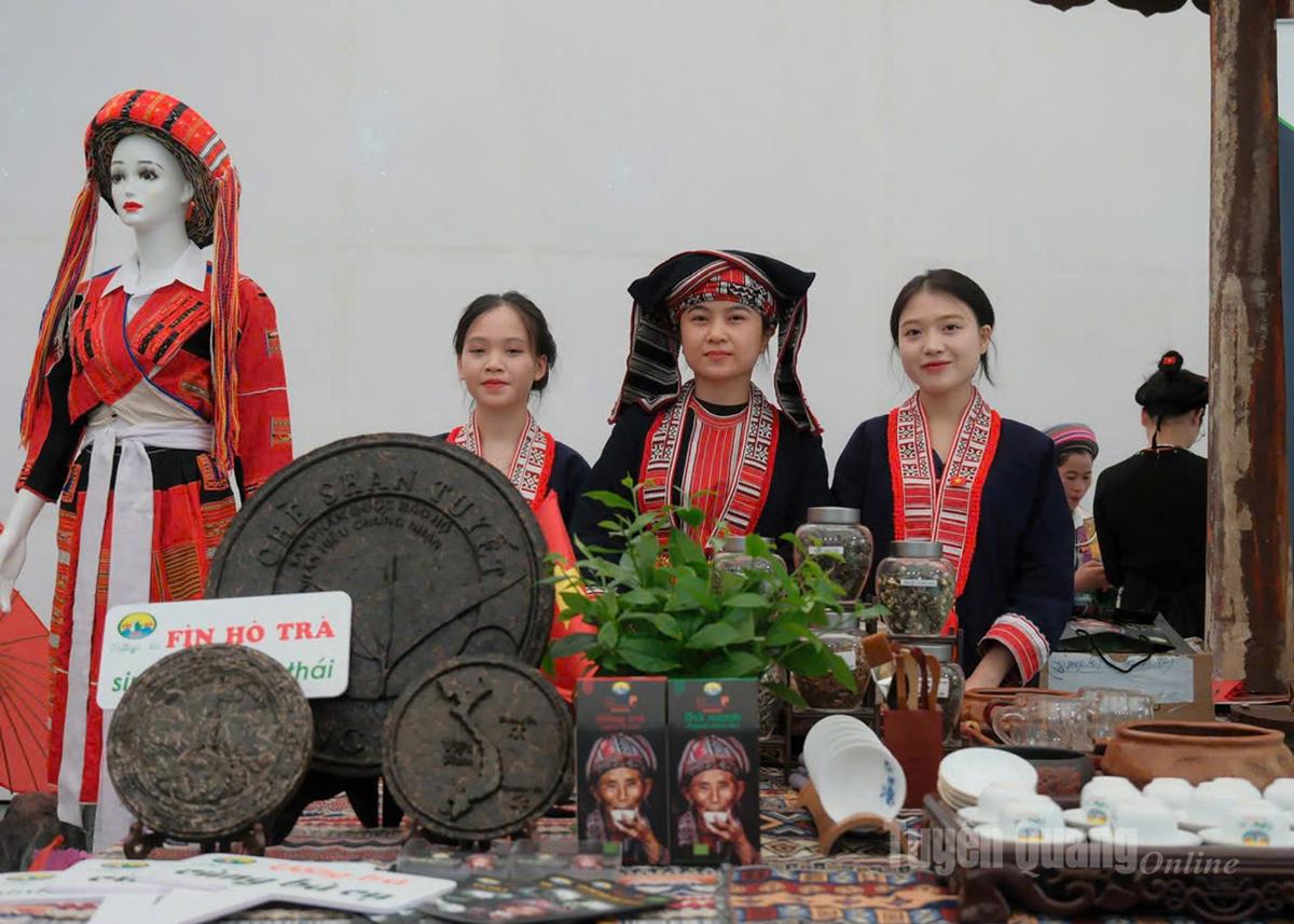 Tävlingen är inte bara en plats att demonstrera teknikerna för att göra specialte av Shan Tuyet, utan också en möjlighet att marknadsföra specialiteterna, marken och människorna i Tuyen Quang.