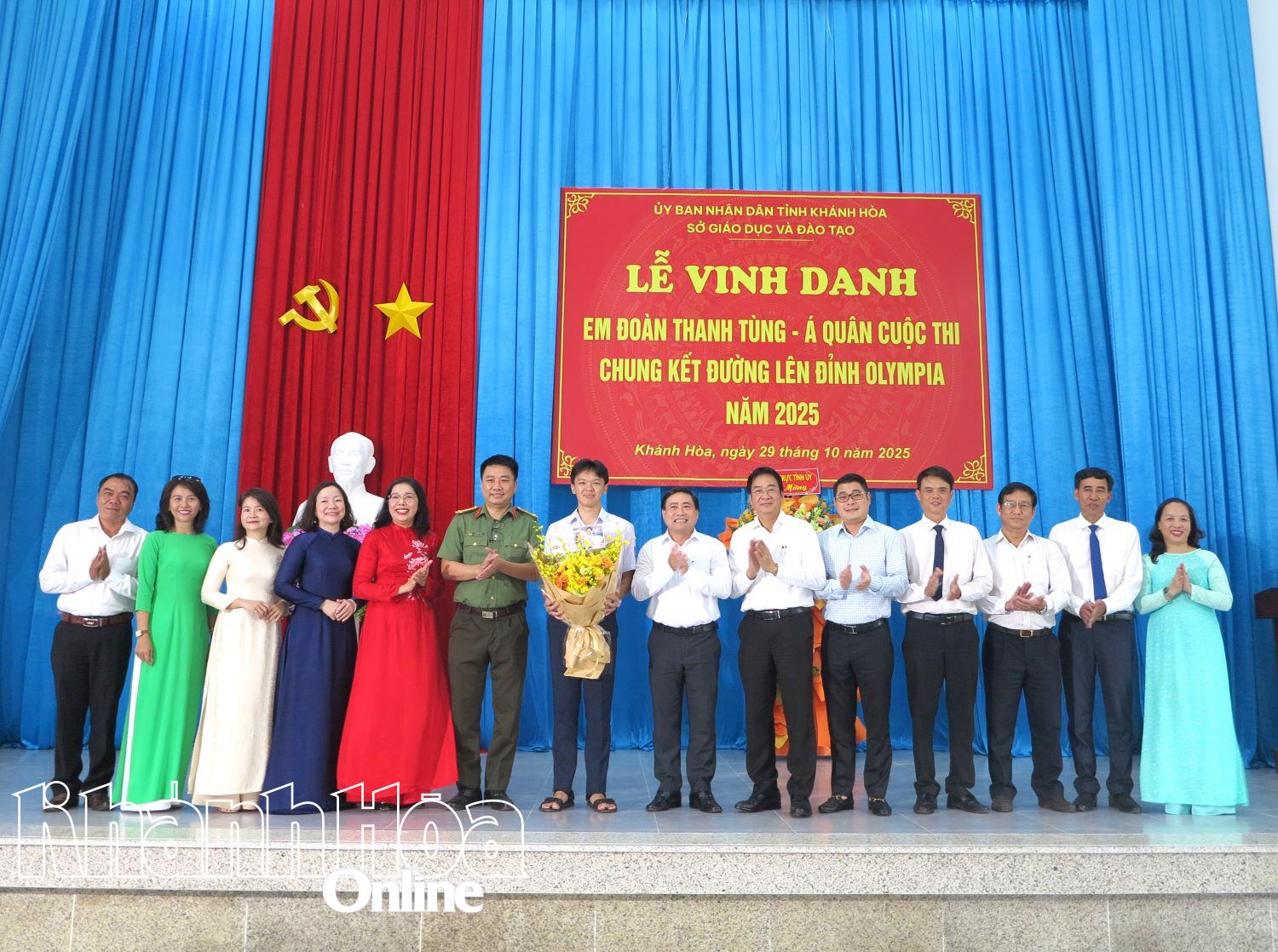 Các đồng chí lãnh đạo tỉnh và đại biểu dự lễ chụp ảnh lưu niệm cùng em Tùng. 