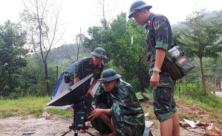 Memperindah citra prajurit Paman Ho di hati masyarakat di wilayah terdampak banjir - Foto 1. Tô thắm hình ảnh Bộ đội Cụ Hồ trong lòng nhân dân vùng lũ- Ảnh 1.