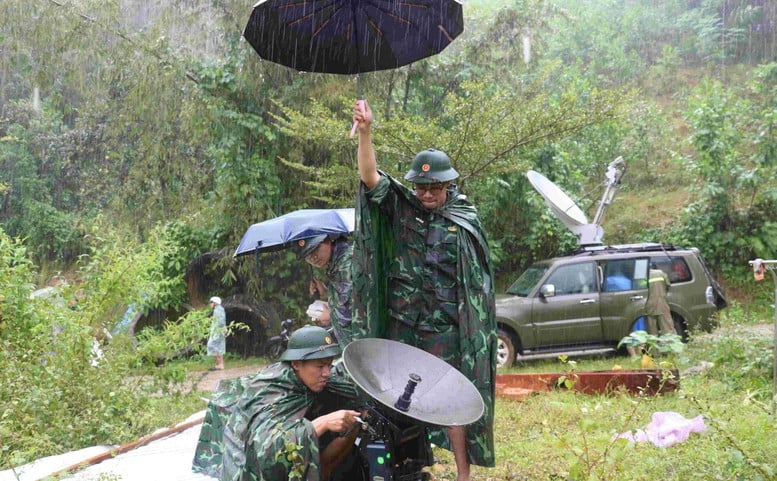 Memperindah citra prajurit Paman Ho di hati masyarakat di wilayah terdampak banjir - Foto 2. Tô thắm hình ảnh Bộ đội Cụ Hồ trong lòng nhân dân vùng lũ- Ảnh 2.